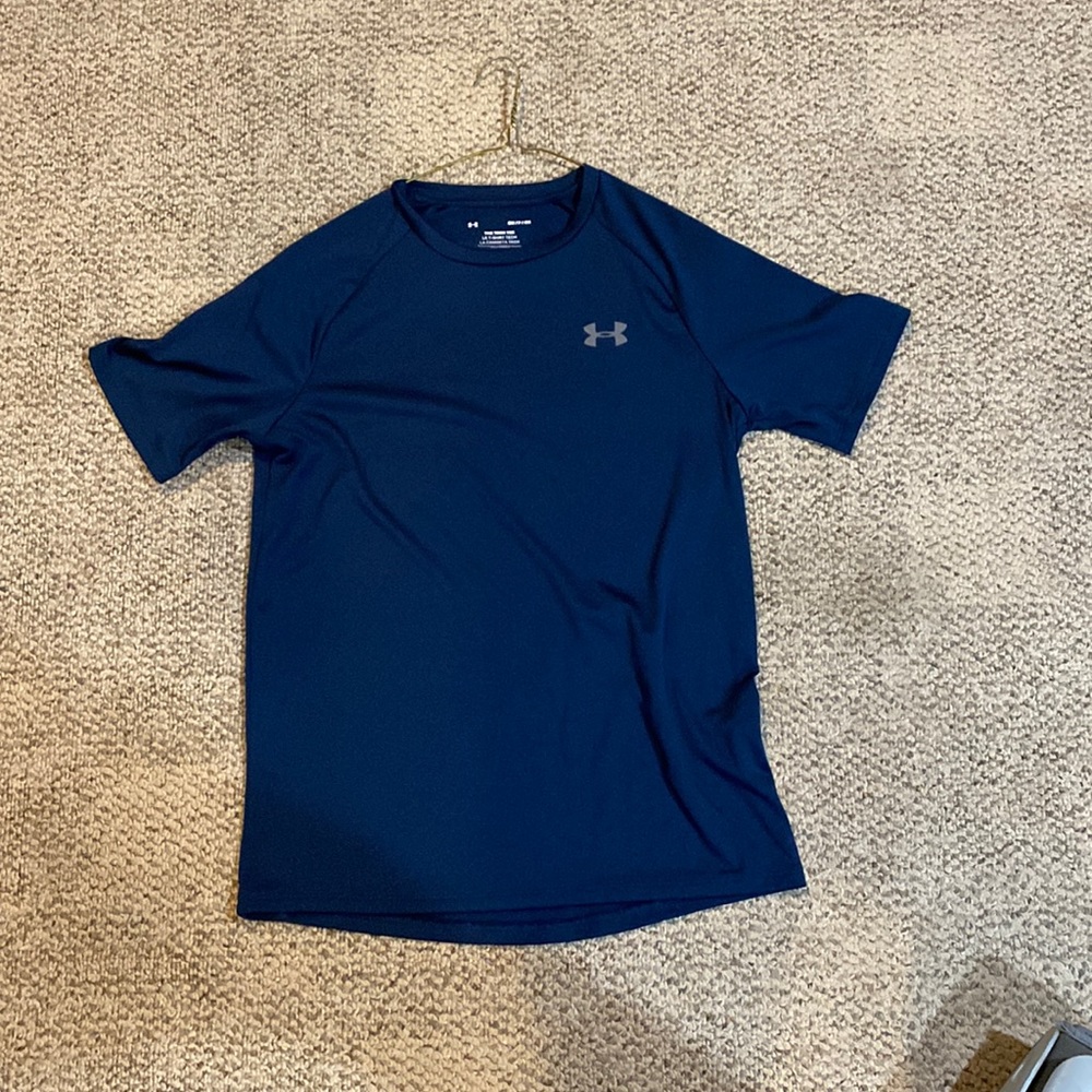 Mens Under Armour light weight athletic T-Shirt
